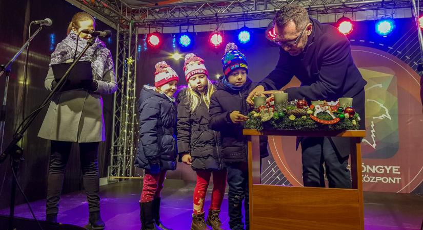 Meggyújtották az első gyertyát Békéscsaba adventi koszorúján