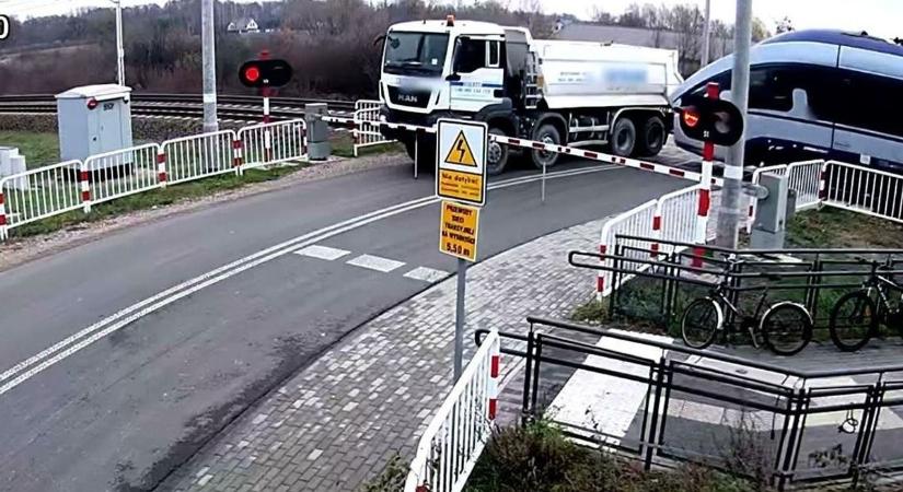 Elképesztő videón, ahogy elgázolja a kamiont a vonat, a sofőr tilosban hajtott a sínekre