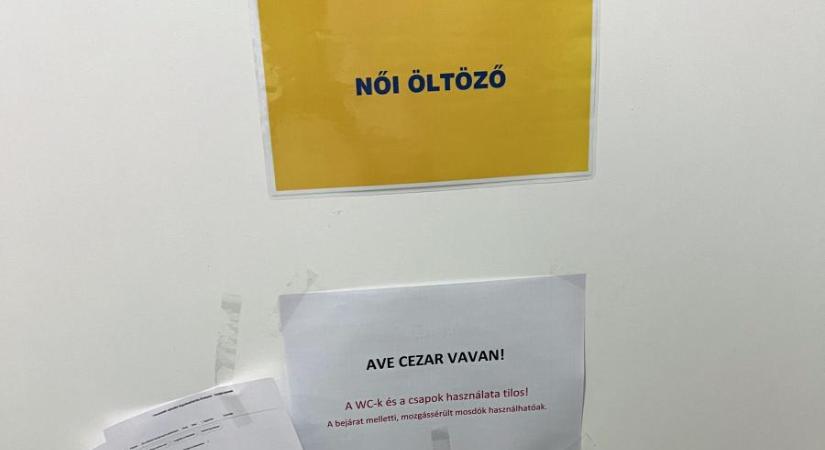 Sokáig egyetlen mosdót kellett használnia 50 embernek az Országos Mentőszolgálatnál, és a négy mobilvécé sem segített sokat a helyzeten