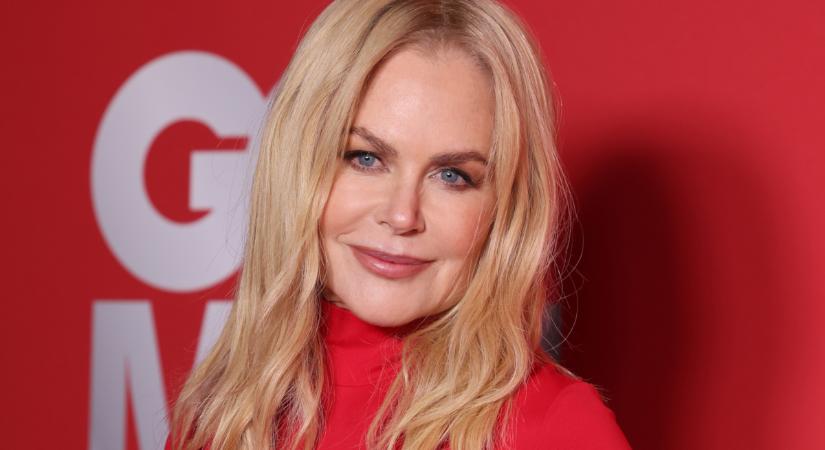 A hét szettje: az 57 éves Nicole Kidman vörös ruhába bújt, indulhat a karácsonyi szezon