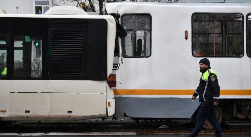 Buszba hajtott a villamos – Többen kórházba kerültek