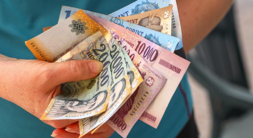 Sorra állítja fel negatív rekordjait a forint: 500 felett a font, új történelmi csúcson a zloty