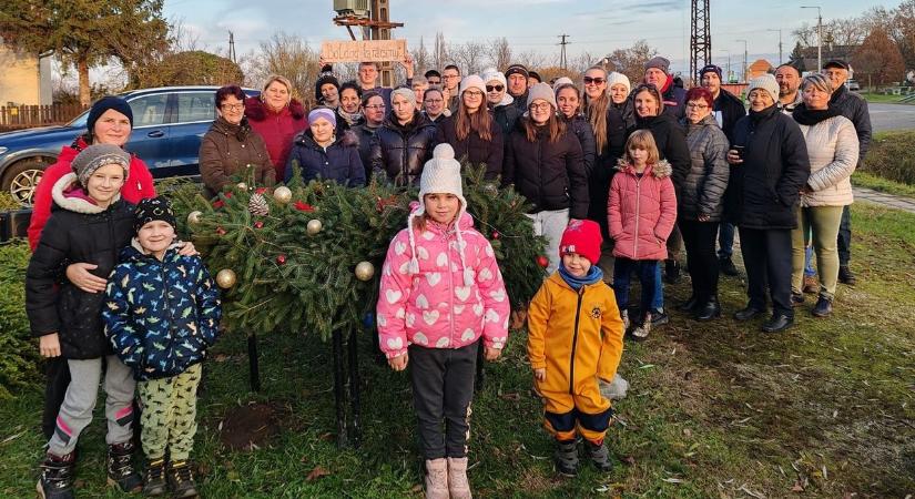 Közösen díszítették fel a település karácsonyfáját