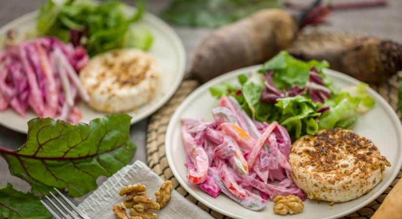 Egészséges, mennyei és tápláló: joghurtos sültcékla-saláta, diós camembert sajttal