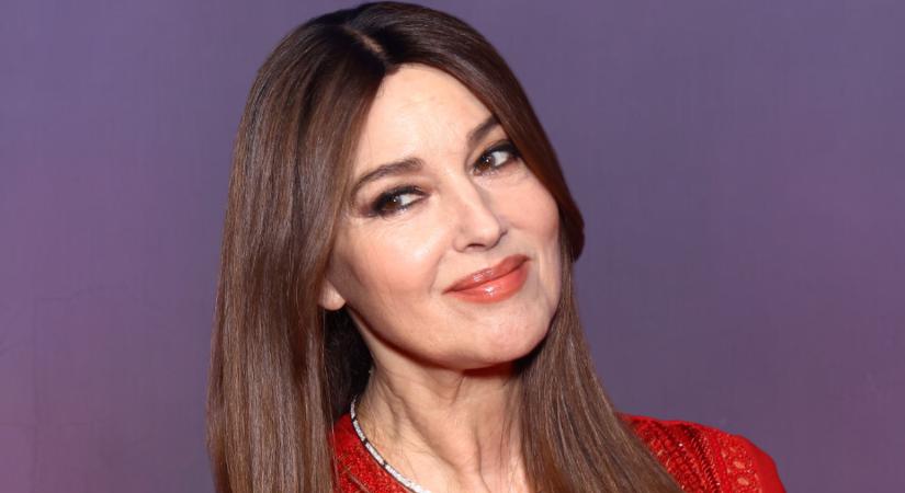 Monica Bellucci 60 évesen is bevállalta a meztelenruhát: a gyönyörű színésznő a vörös szőnyegen ragyogott párja oldalán