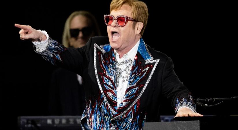 Elton John megvakult