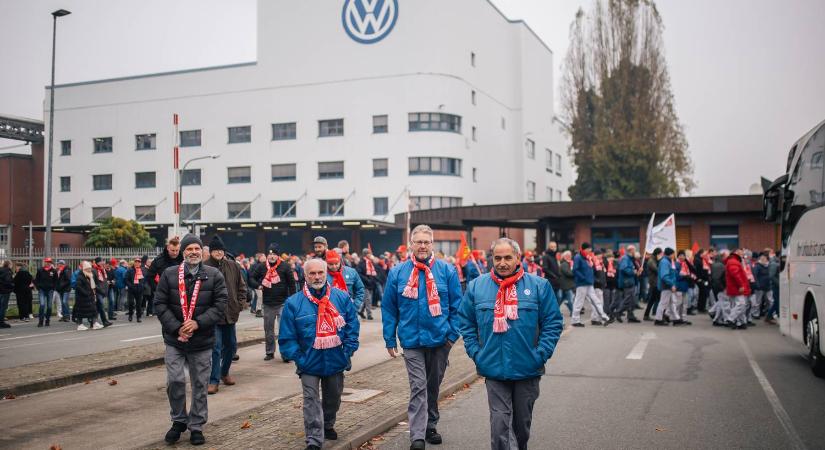 Ezrek sztrájkolnak a Volkswagen kilenc németországi gyárában