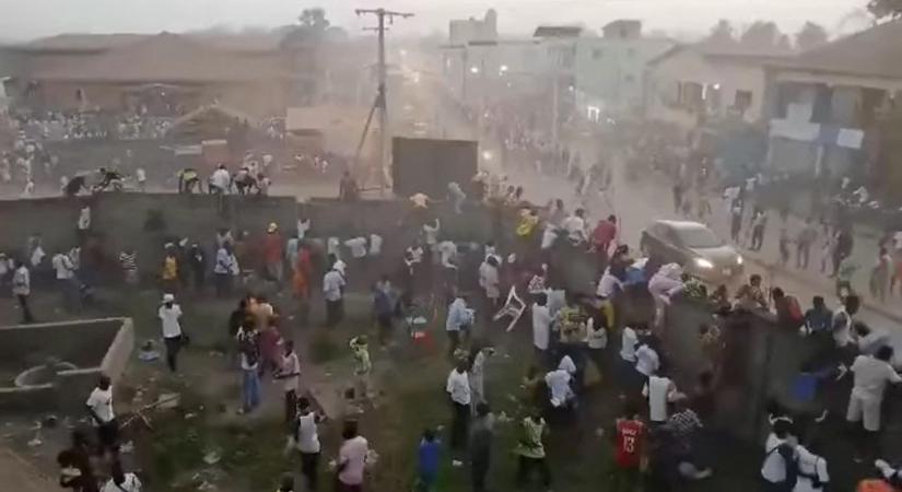 Tömegverekedés miatt közel százan meghaltak egy futballmérkőzésen (videó)