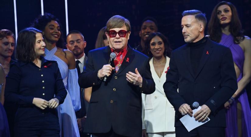 Elton John a fél szemére már nem lát, a másik pedig még nem gyógyult meg