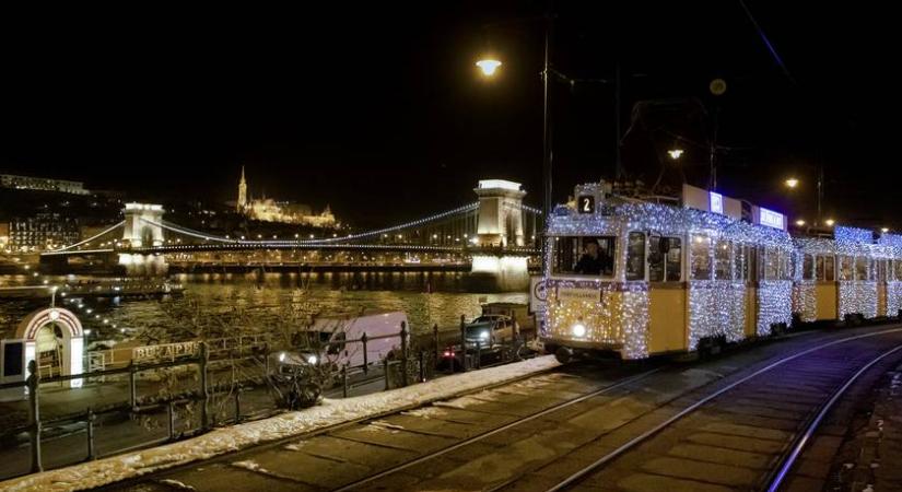 Ekkor indulnak idén a fényvillamosok Budapesten: közzétették a menetrendet