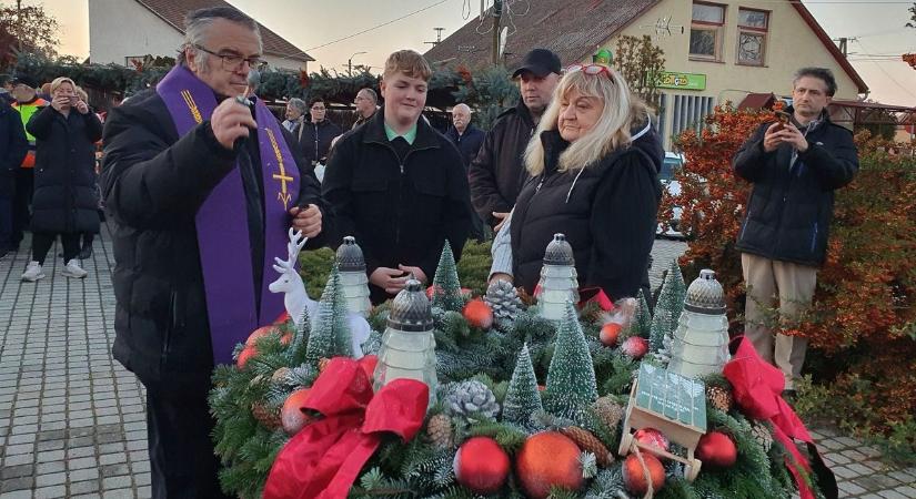 Mezőfalván, Nagyvenyimen is felgyúltak advent első gyertyái - galériával, videóval