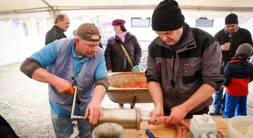 Most szúrjad! Hol a pálinka? Süssed a zsírt! - ilyen egy klasszikus disznóvágás a szabolcsi böllér szerint