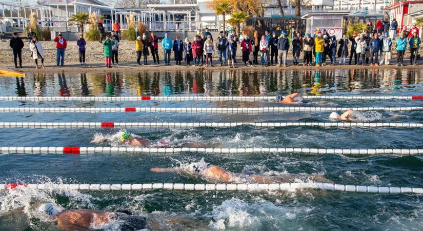 Új sportőrület! Jeges vízben úszni csak a bajnokságon vagy ellenőrzött körülmények között szabad