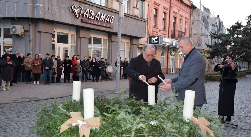 Meggyújtották advent első gyertyáját - A hit lángja hív: bízzunk a jövőben