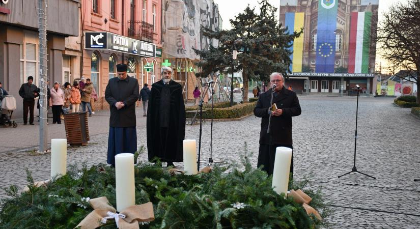 Lángra lobbant a hit gyertyája Beregszász adventi koszorúján