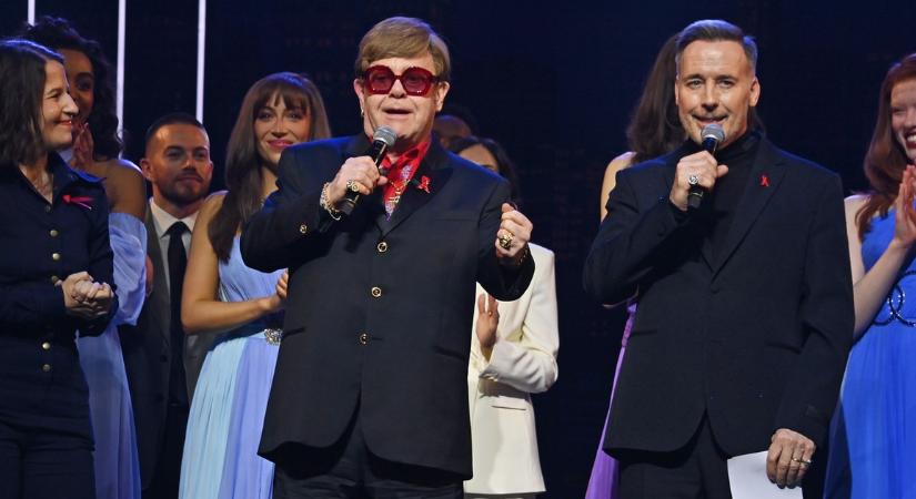 Elton John bejelentette: elveszítette a látását