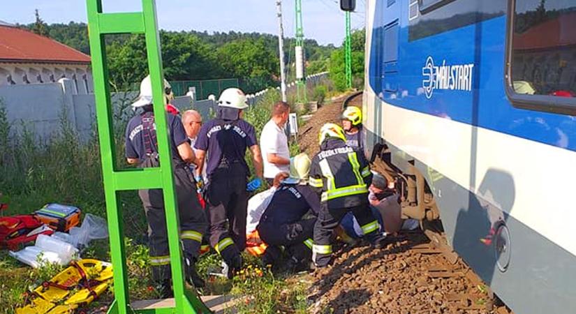 Tragédia Veresegyházon: vonat alá zuhant egy fiatal férfi, több végtagját is levágta a szerelvény