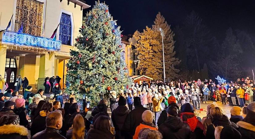 Advent Csongrádon: megnyílt a vásár és meggyújtották az első gyertyát