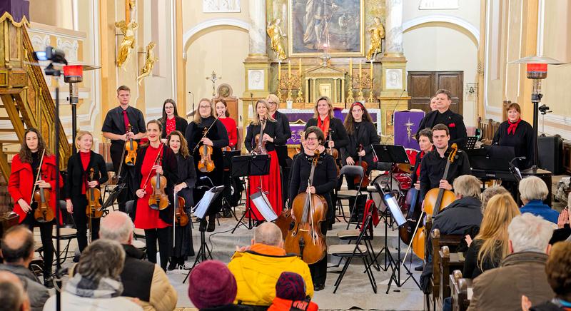 A Sárvári Vonósok varázslatos adventi koncertje a Szent László templomban