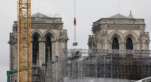 Trump célba veszi Párizst, elmegy a Notre Dame átadására