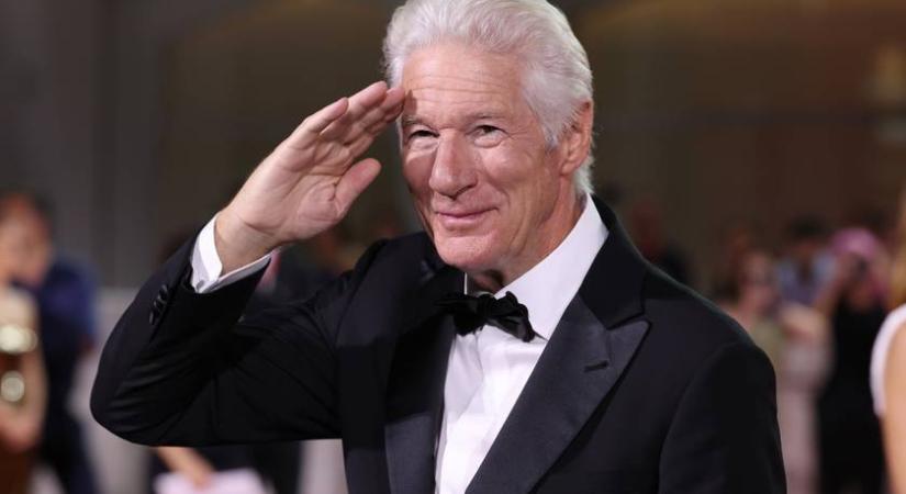 Richard Gere kisfiairól cuki, karácsonyi fotó készült: Alexander és James már ekkorák