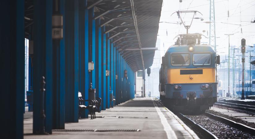 Ez már mindennek a teteje: még tovább lassulnak a magyar vonatok, rengeteg járat érintett