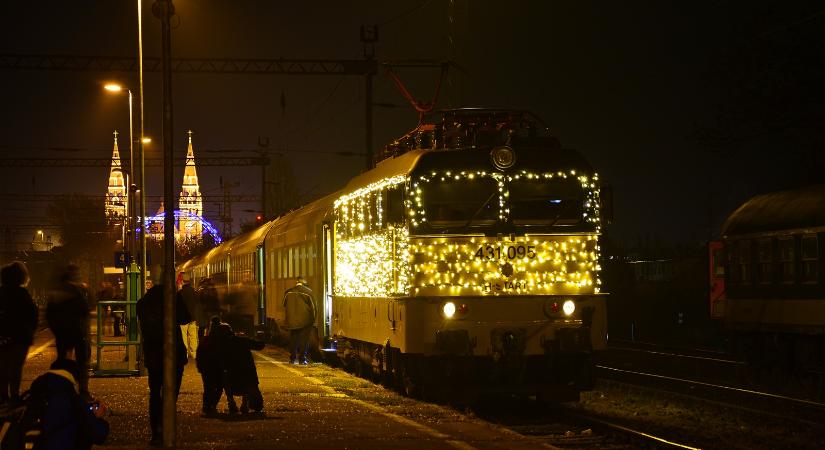 Nap képe: ünnepi díszbe öltözött mozdony Szeged vasútállomáson