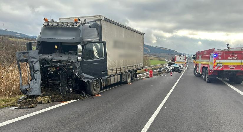 Frontálisan ütközött a kamionnal, életét vesztette az Octavia 37 éves sofőrje