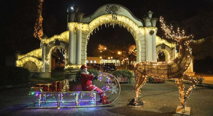 Adventi fényárba borult Abony, a csodálatos látványról galériát is videót is hoztunk