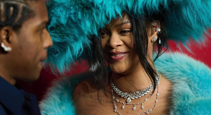 Fashion Awards: Rihanna szettjére nincsenek szavak - De nem akárkiket pipált le - Fotók