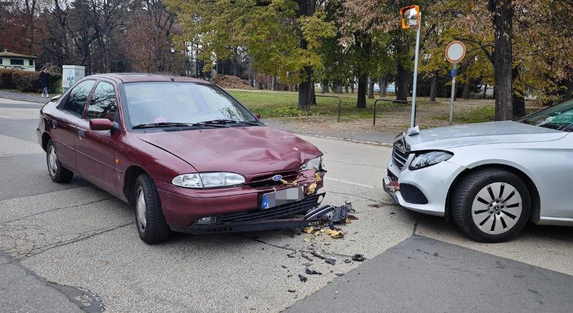 Kanyarodásból lett baleset Szombathelyen - fotók