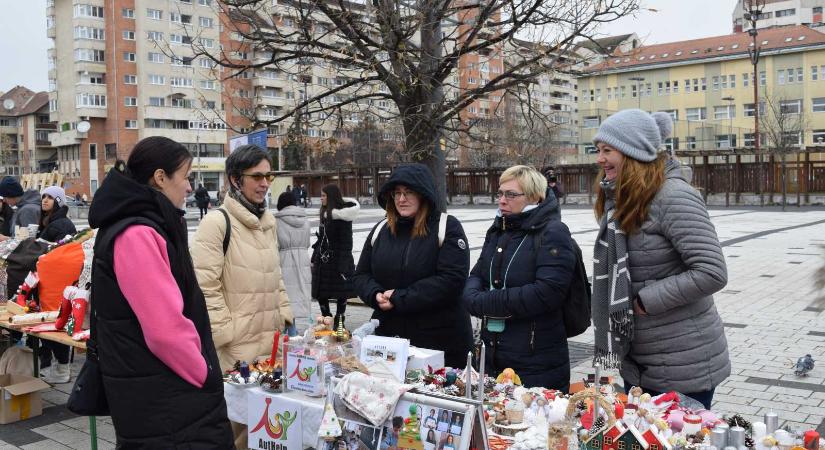 Adventi vásárt szerveztek Csíkszeredában a fogyatékkal élők világnapján