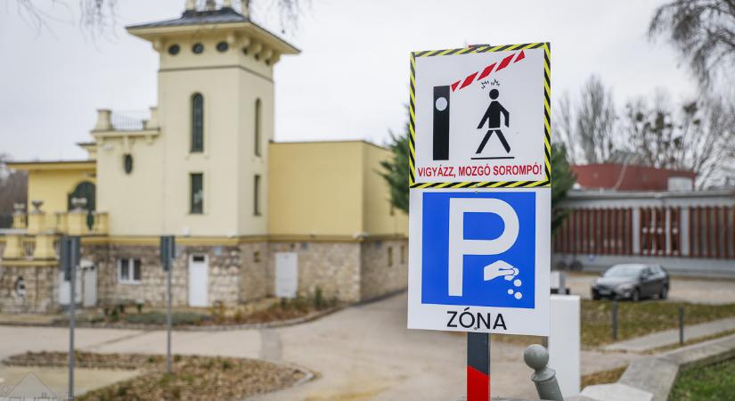 Használható a csónakház melletti parkoló