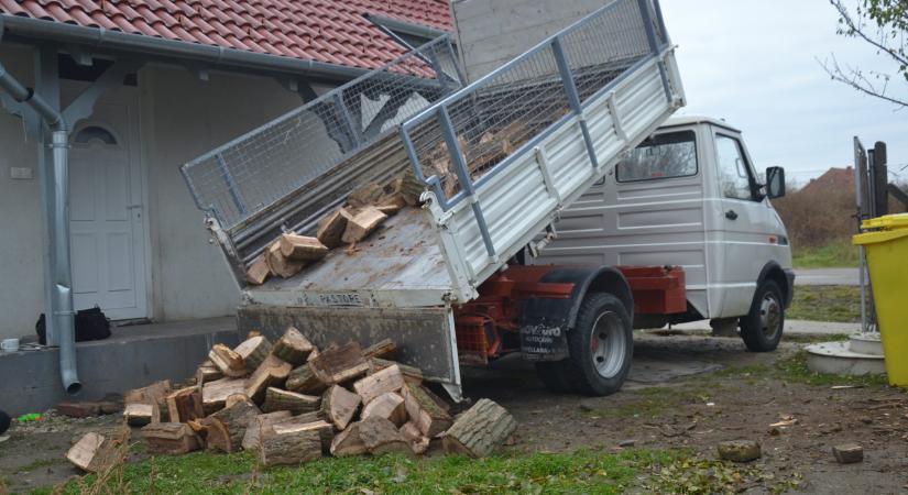 Lesz mivel begyújtani a kályhába