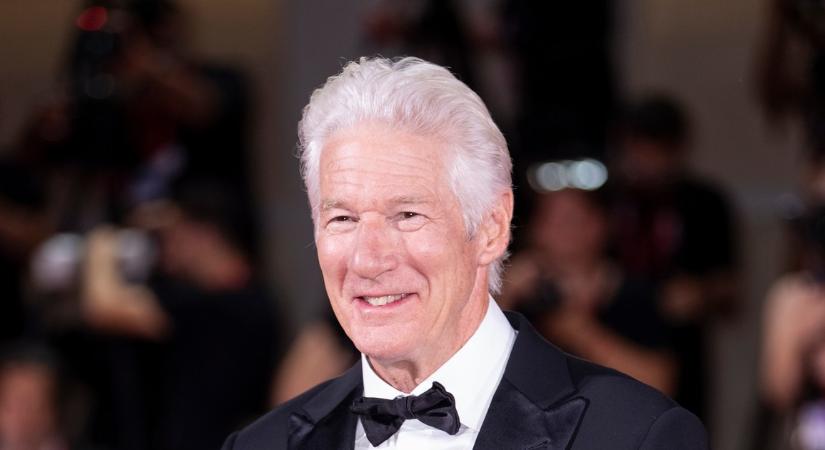 Az az angyali arc! Tündériek és milyen nagyot nőttek Richard Gere fiai! Így csodálják a már felállított karácsonyfát (fotó)