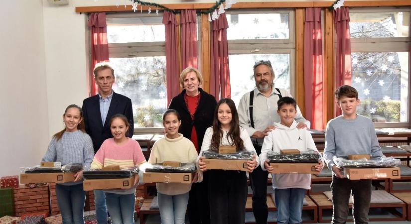 Notebookok érkeztek ingyenesen az Ujhelyi-iskolába: a beüzemelésüket is a diákok vállalták - fotók