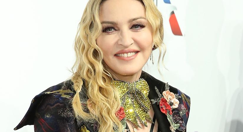 Kivételes felvétel: Madonna megható fotón mosolyog 6 gyermekével és 93 éves édesapjával