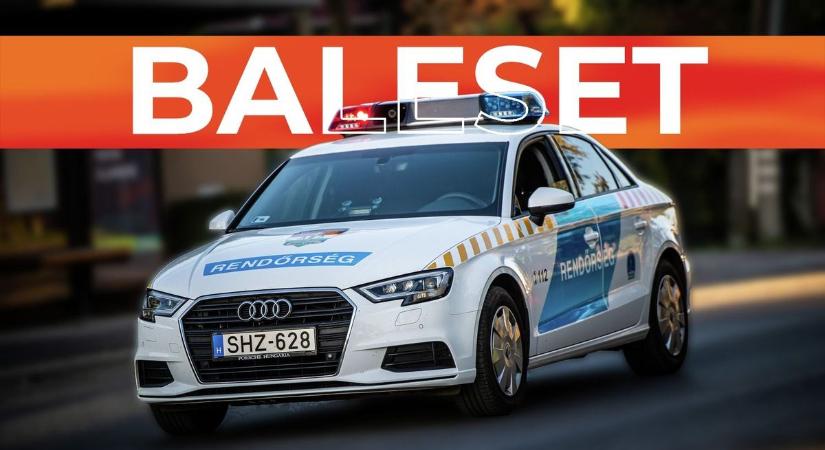 Baleset az M43-ason: kisbusz fordult keresztbe