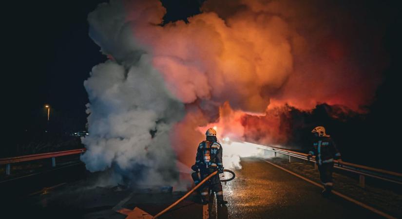 Menet közben gyulladt ki egy autó Debrecen közelében – fotókkal!