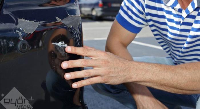 Hátramenetben rongált meg egy parkoló járművet