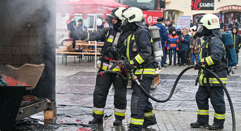 Felcsaptak a lángok az egri belvárosban, oltottak a tűzoltók  fotók és videó