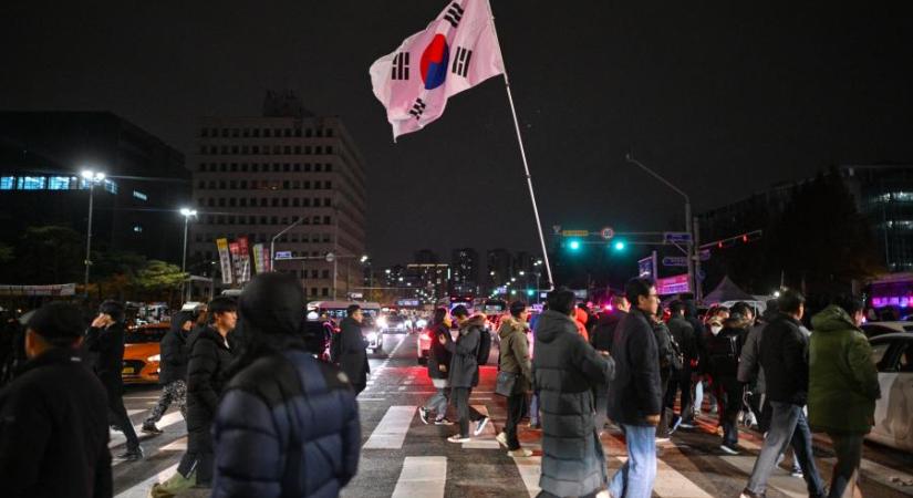 Szükségállapot Dél-Koreában: a parlamenti képviselők blokkolják az elnök lépését, tömegek tiltakoznak a szöuli törvényhozás épülete előtt