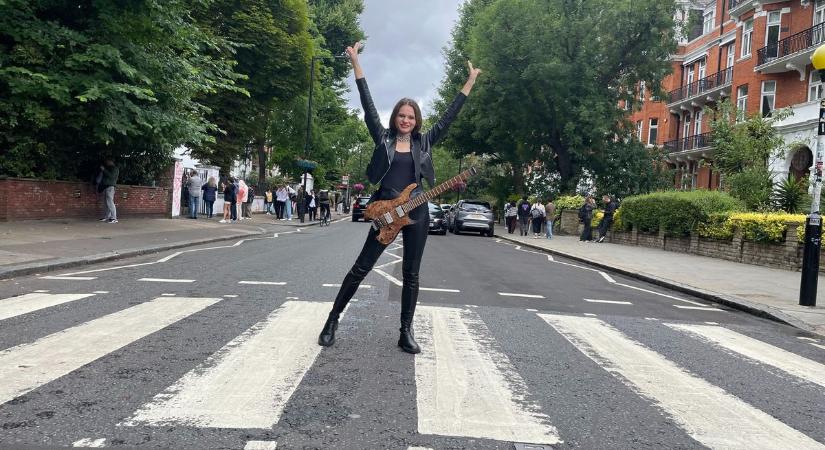 Londonig utazott a Beatles miatt RockMilady - A City ikonikus terein játszott a győri zenész