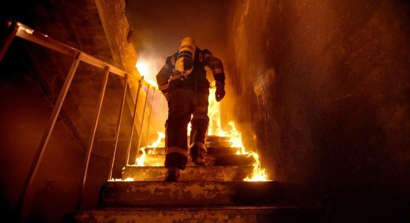 Lángra kaptak a bútorok egy bogyiszlói lakóház szobájában