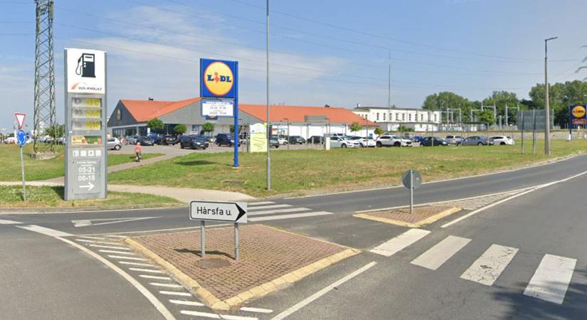 Egy suzukis úgy fordult be a Lidl-parkolóba, hogy elhangzott néhány szitokszó