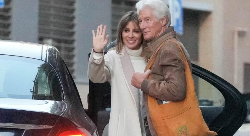 Azt nézd, mennyire édesek, Richard Gere apró kisfiai. Máris díszítik a karácsonyfát, ragyog az arcuk, ahogy rakják a gömböket ( fotó)