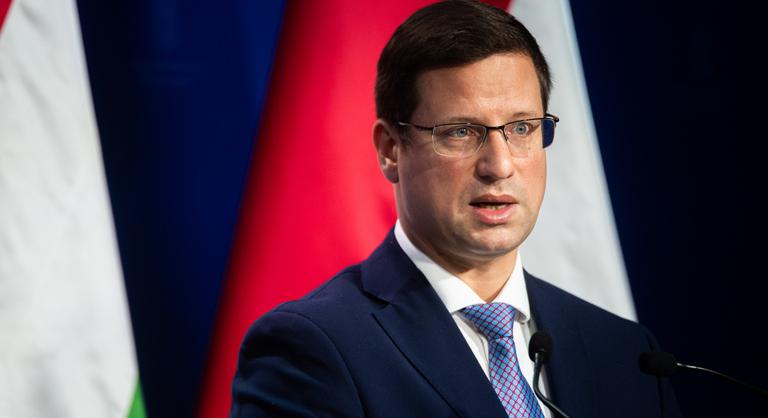 Magyarok százezreinek esett le kő a szívéről, amikor Gulyás Gergely bejelentést tett