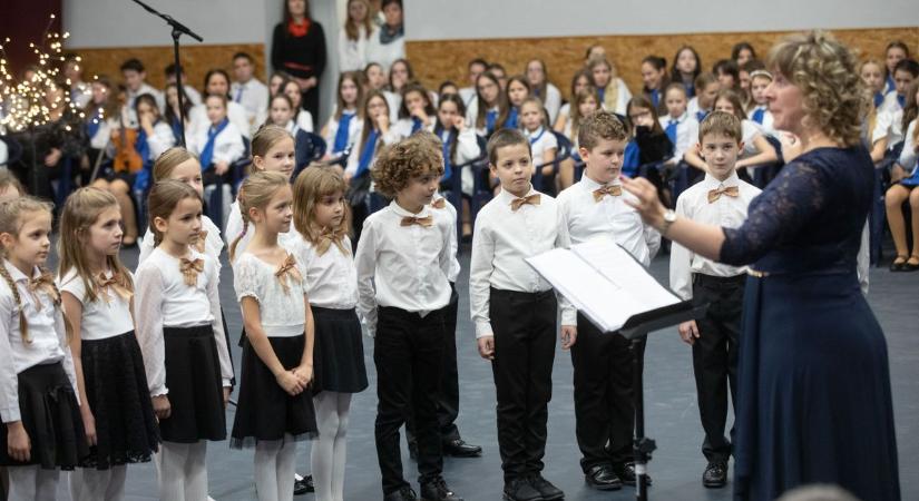 „Az ünnep előtt zeng a dal…” címmel tartott adventi hangversenyt a Zalaegerszegi Liszt Ferenc Általános Iskola (galéria, videó)