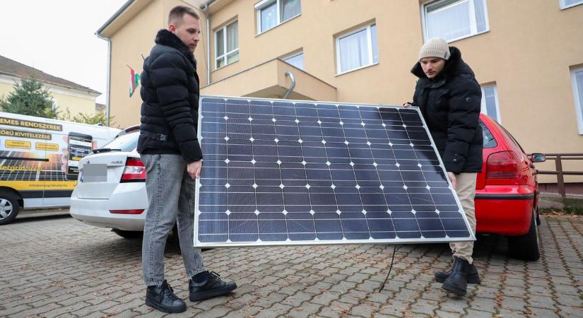 Kisebb áramszámla, több kirándulás - Cégek ajánlották fel a lecserélt napelemeket győri civil szervezeteknek - fotók