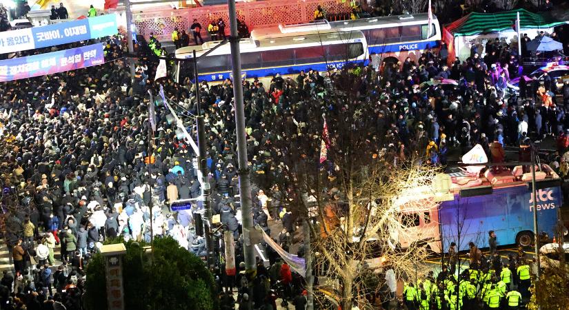 Vége a hadiállapotnak Dél-Koreában: lemondásra szólították fel az államfőt, Jun Szogjolt